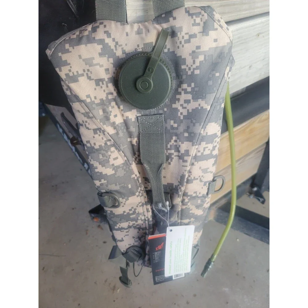 Red Rock Hydration “Camelbak Style” Camo 2.5L NWT